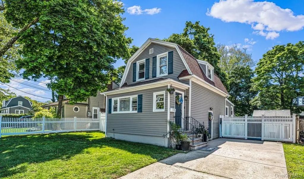 42 Willow Avenue, Freeport