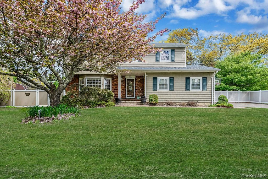 3 Otsego Avenue, Dix Hills