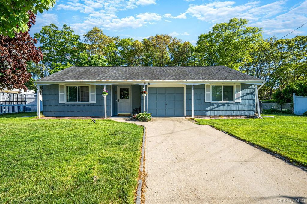 22 Anne Drive, Selden
