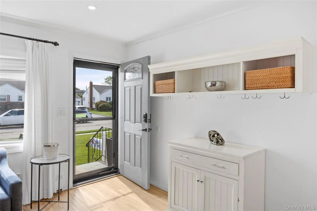 17 Shelly Court, Plainview