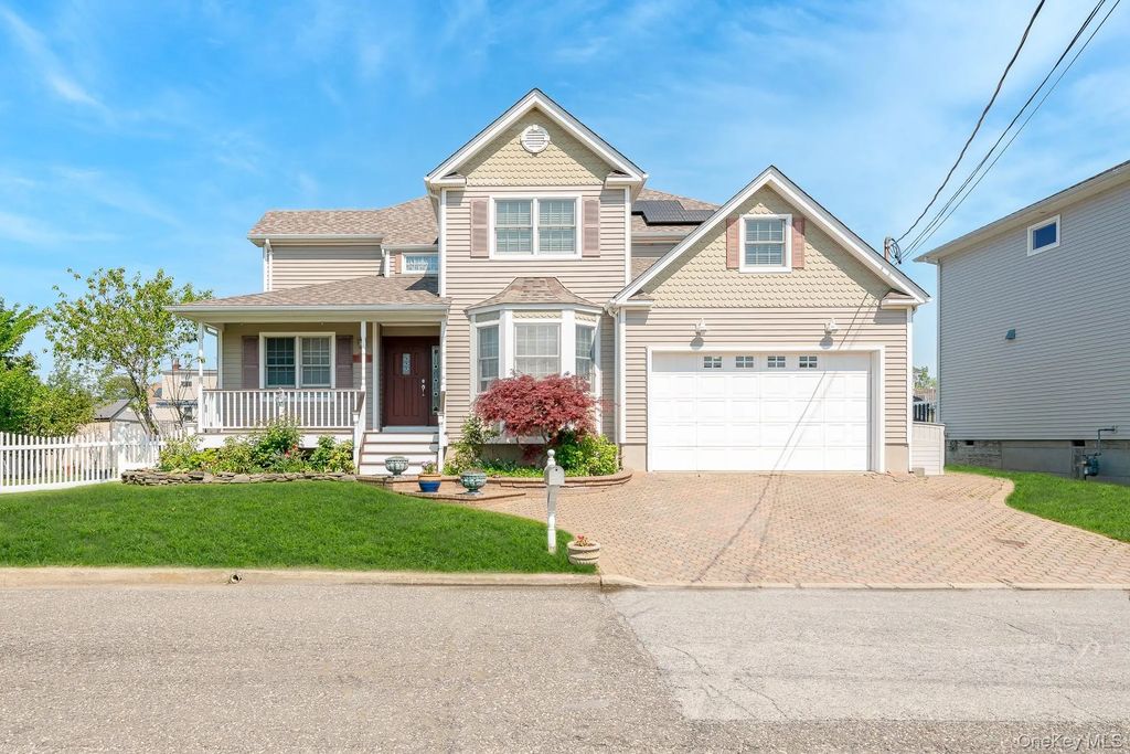 2683 Peconic Avenue, Seaford
