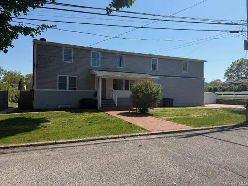 2 Date Street, Central Islip