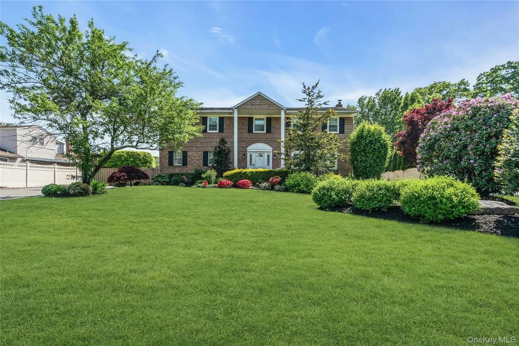 18 Ron Court, Commack