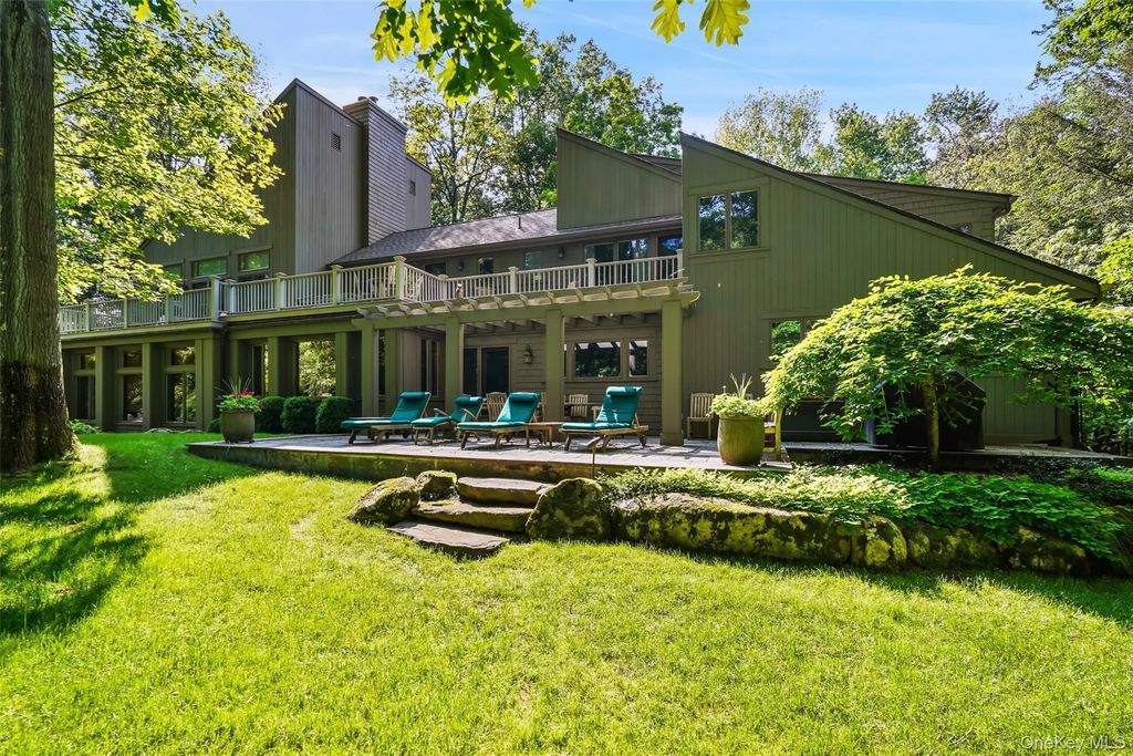 17 Eastwoods Road, Pound Ridge