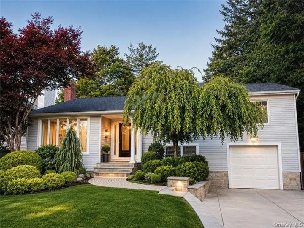 5 Eaton Road, Syosset