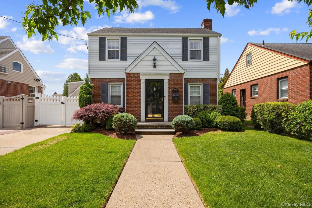 1049 Admont Avenue, Franklin Square