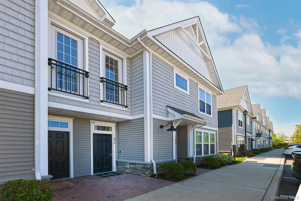 416 White Rose Lane, East Meadow