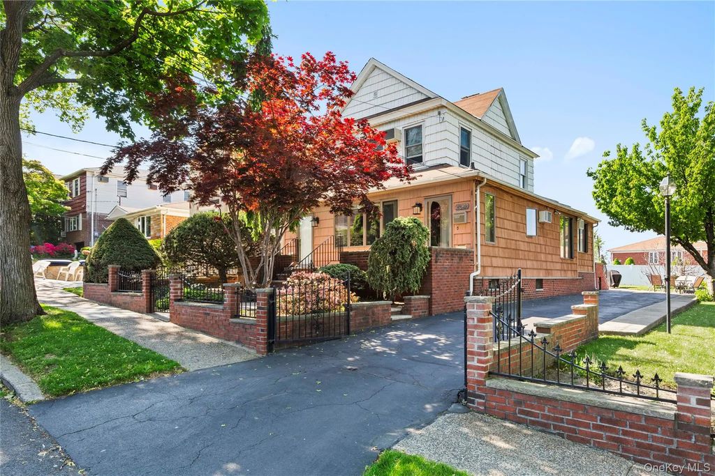 15043 8th Avenue, Whitestone