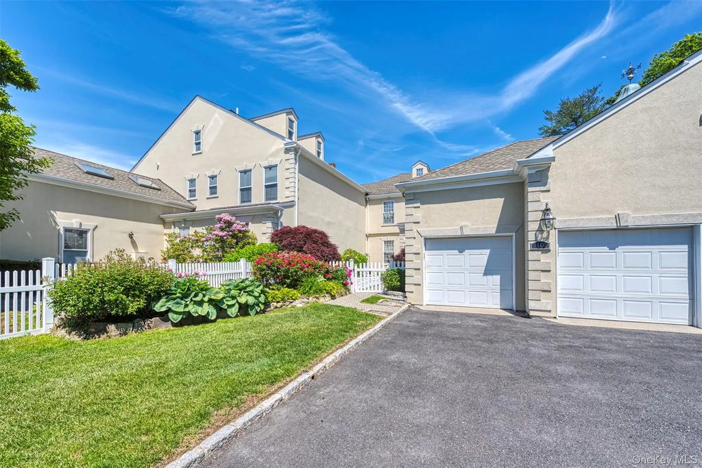 10 Swan Court, Glen Cove