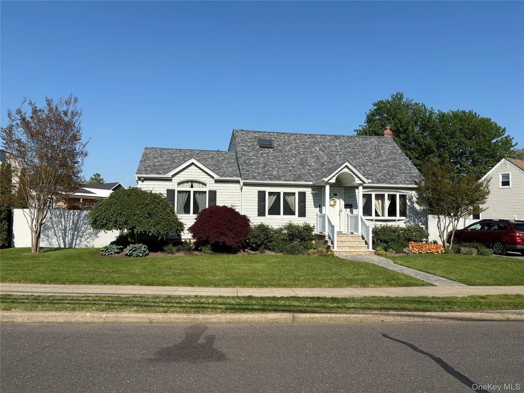 104 Phyllis Drive, Lindenhurst