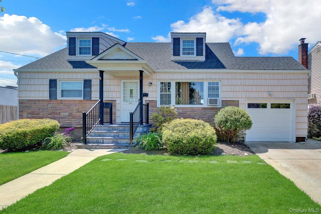 202 N Kings Avenue, Massapequa
