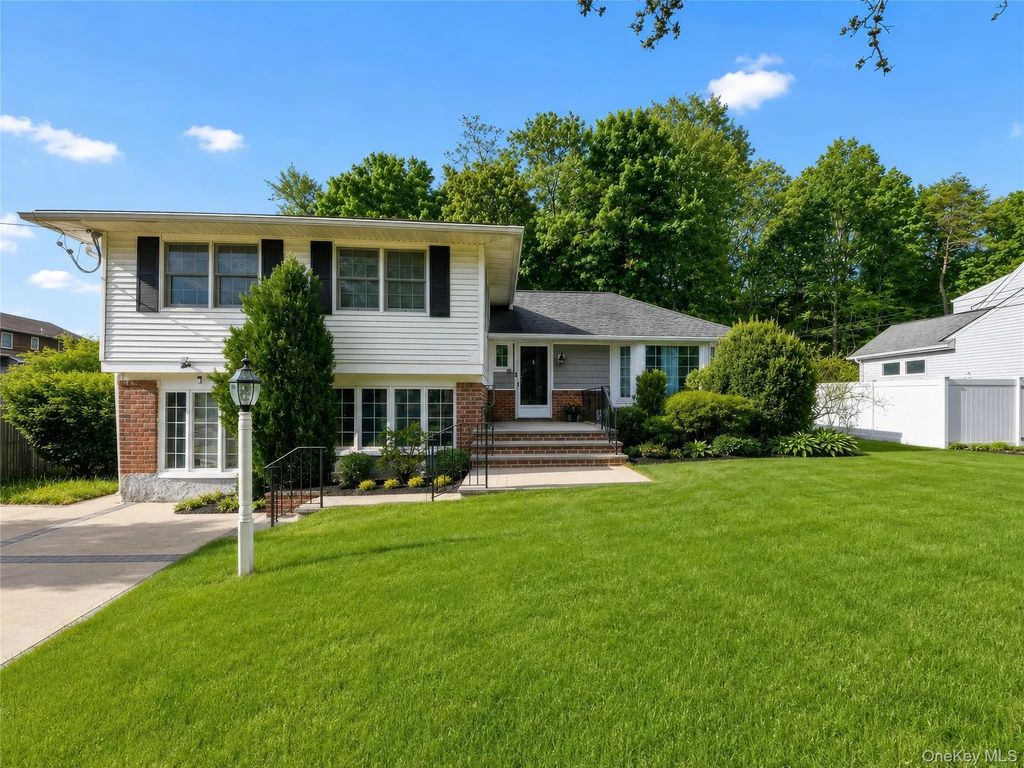 74 Cornell Drive, Smithtown
