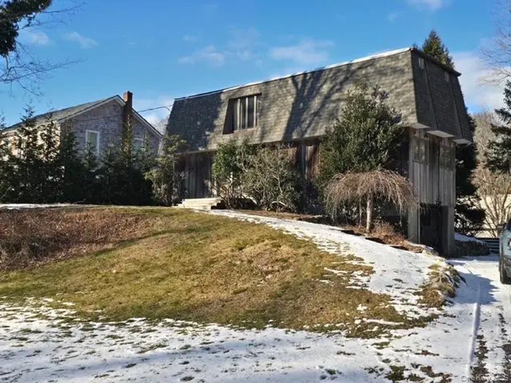 88 Sandy Court, Riverhead