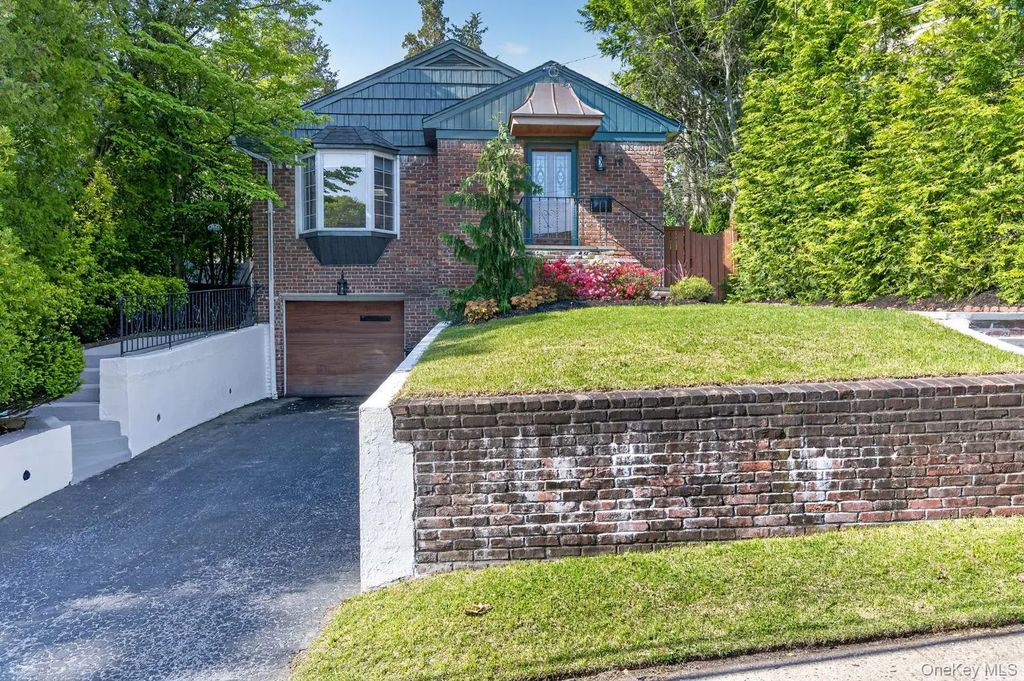 16 Warwick Place, Port Washington