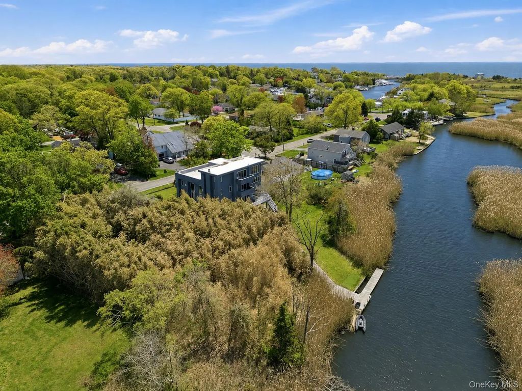 36 Roosevelt Boulevard, East Patchogue