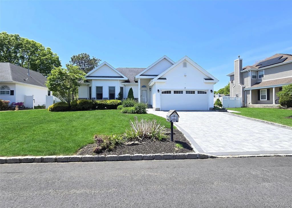 12 Laurel Lane, Holtsville