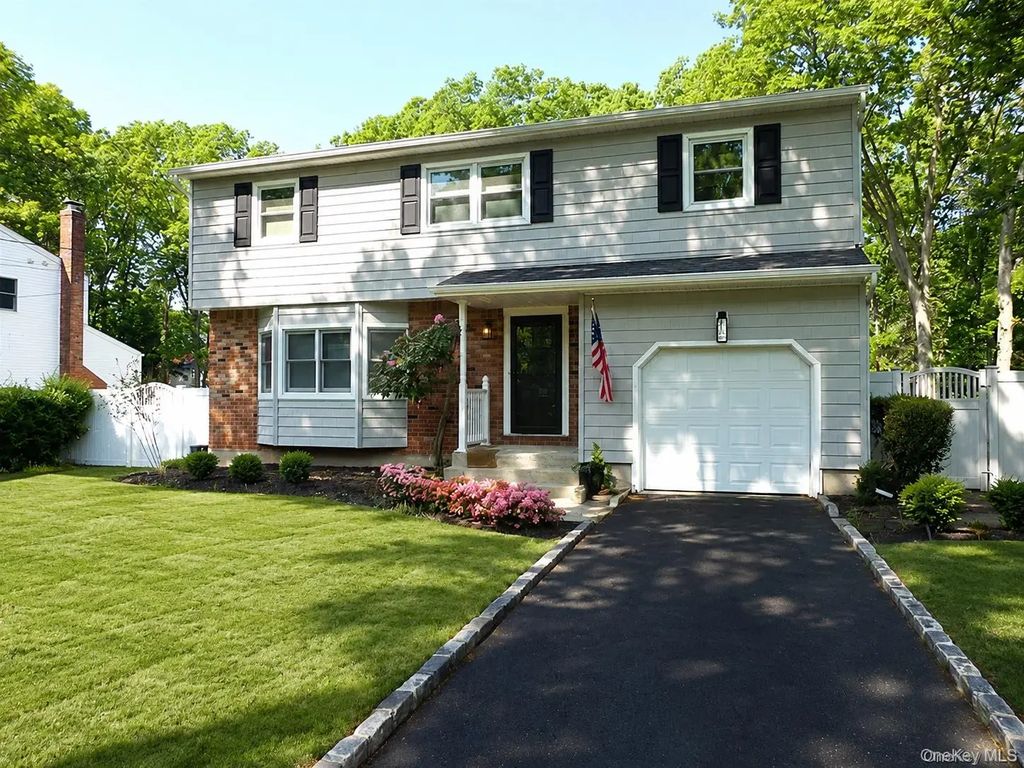 387 Mark Tree Road, East Setauket