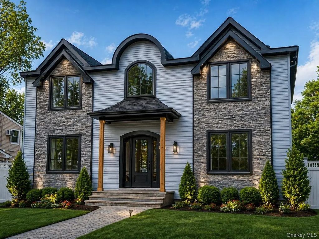 27 Bluespruce Road, Levittown