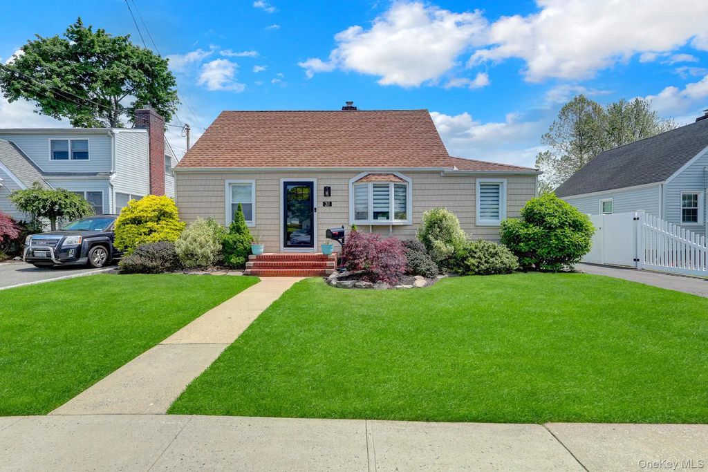 31 Locust Avenue E, Farmingdale