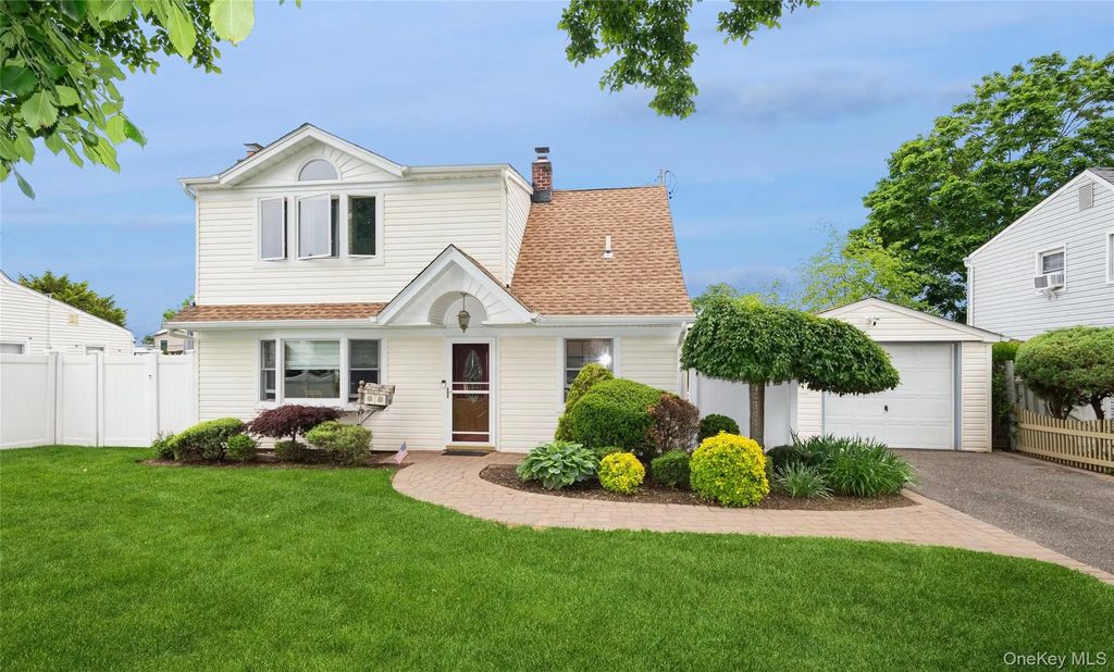 25 Rock Lane, Levittown