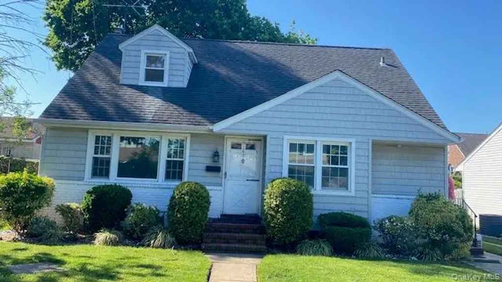263 Gilmore Street, Mineola