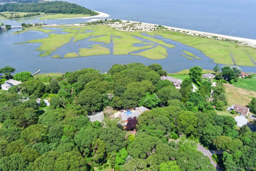 61 Hidden Cove Court, Southampton