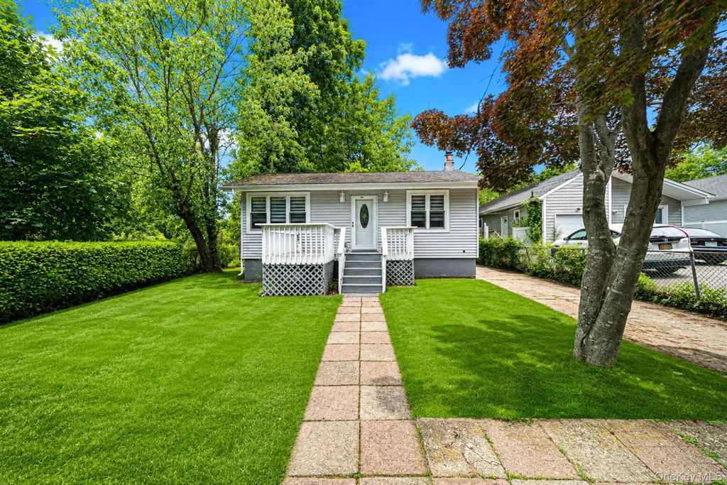 411 Glen Drive, Shirley
