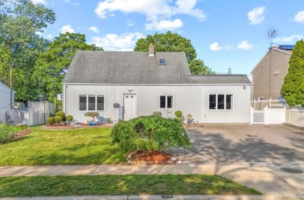 23 Vista Lane, Levittown