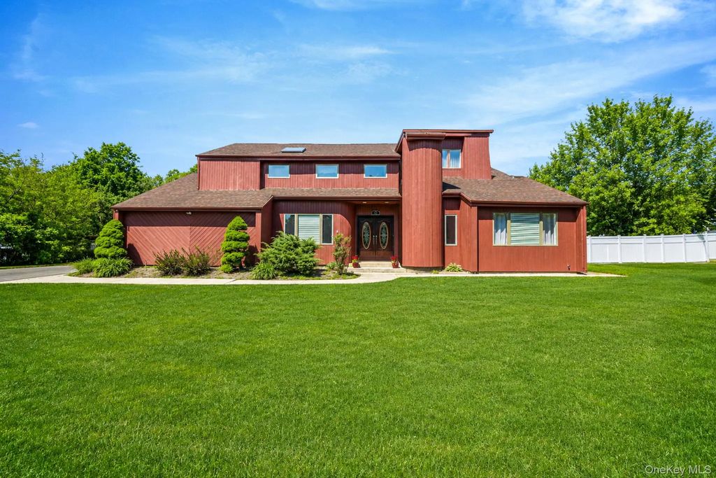 6 Sachem Court, Farmingville