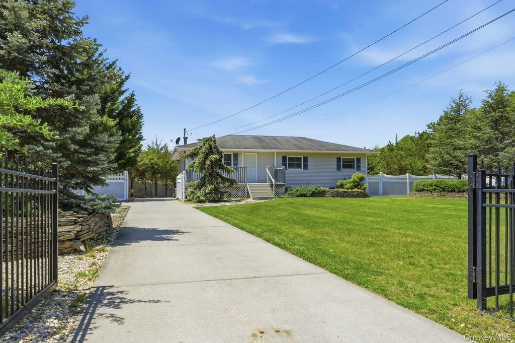 1072 Connetquot Avenue, Central Islip