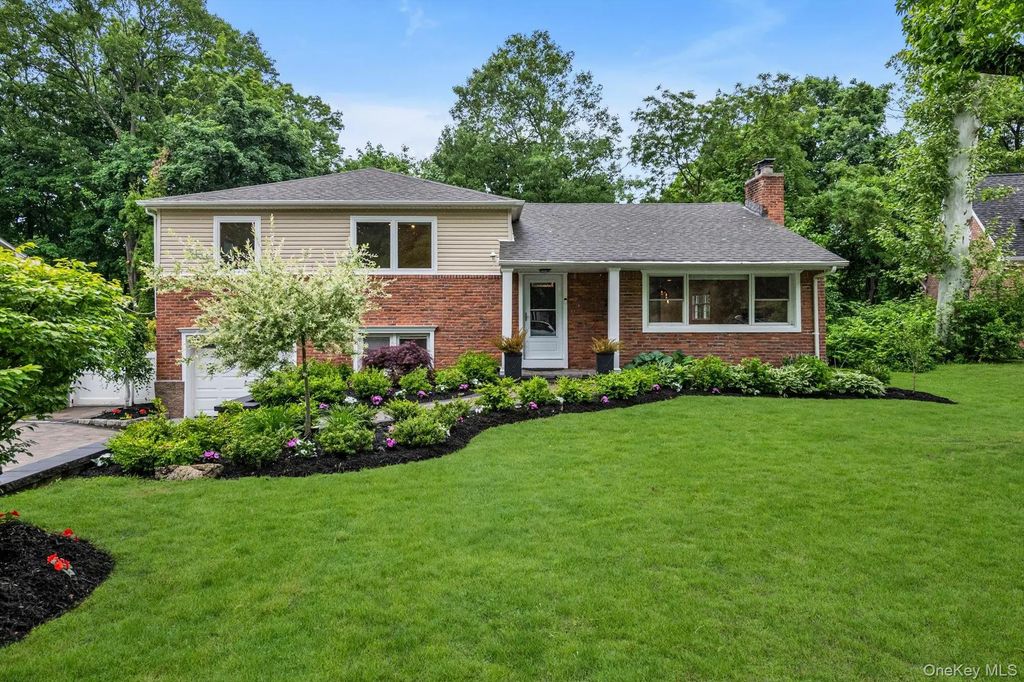 18 Pine Drive N, Roslyn