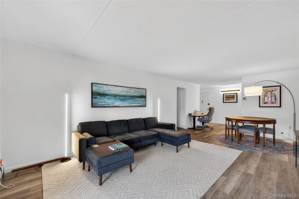 100 Clinton Avenue 3c, Mineola