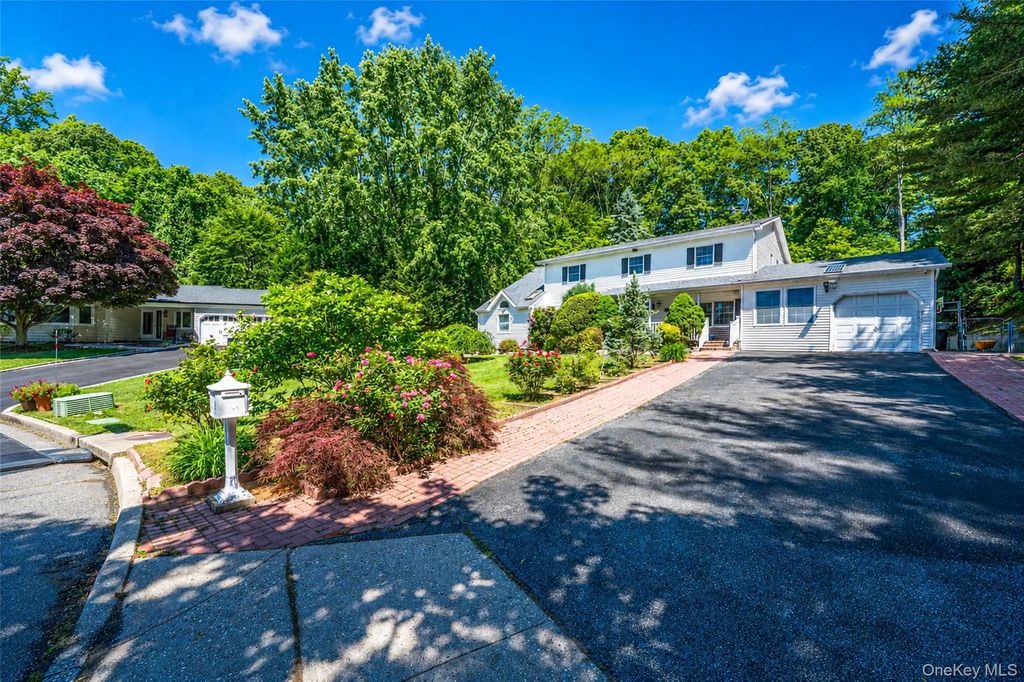 7 New Jersey Court, Dix Hills