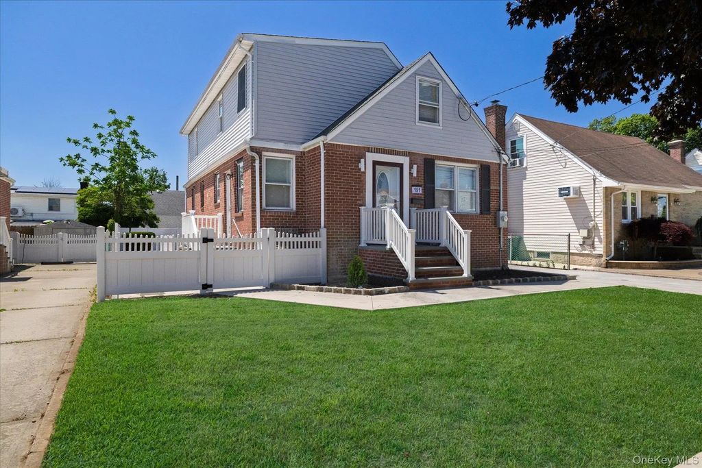 191 Raff Avenue, Mineola