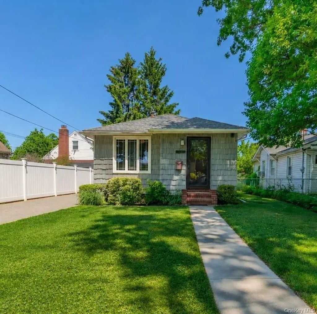 26209 E Williston Avenue, Floral Park