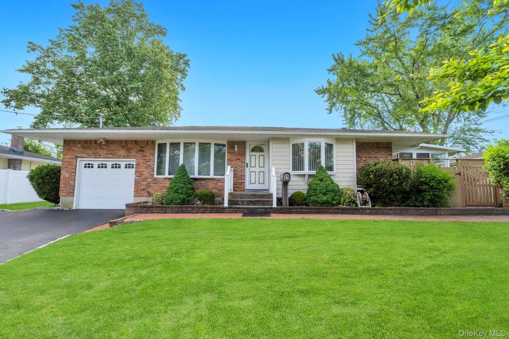 13 Fruitwood Lane, Commack