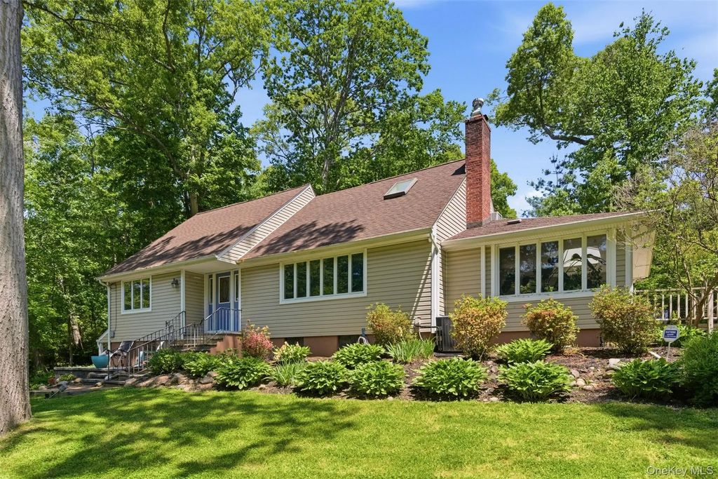 106 Vineyard Road, Huntington