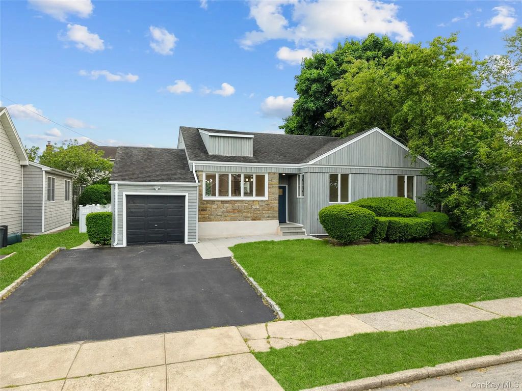 31 Cail Drive, East Rockaway