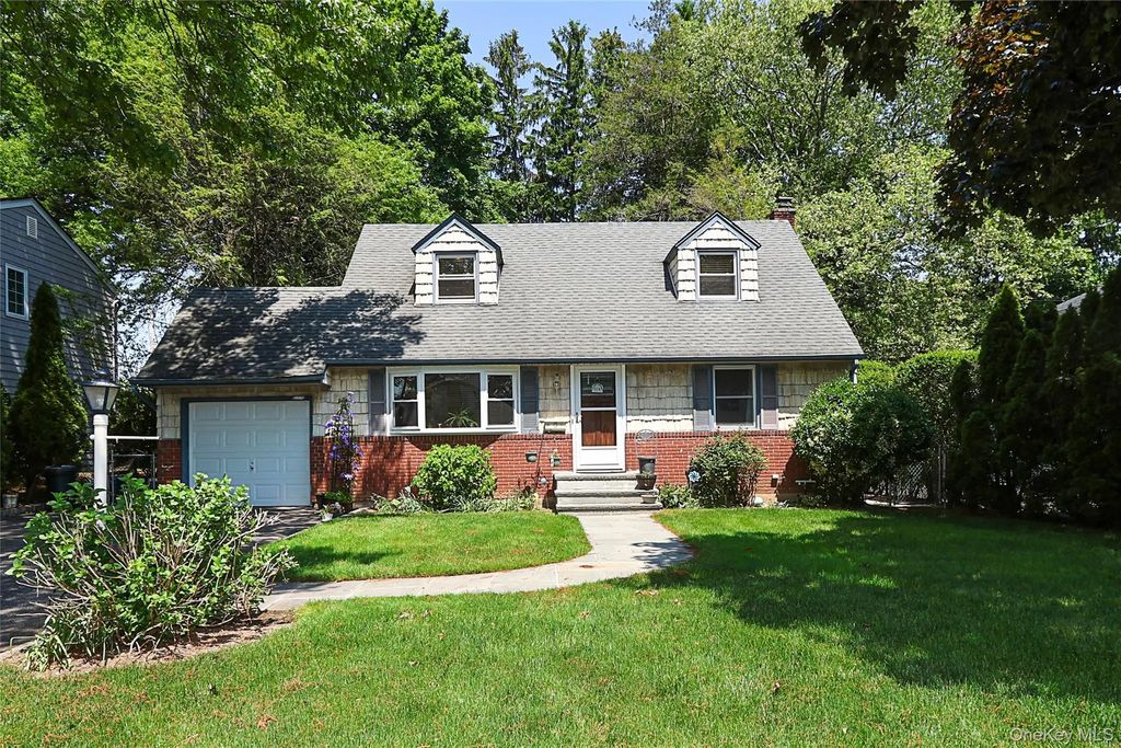 114 Hilldale Road, Albertson