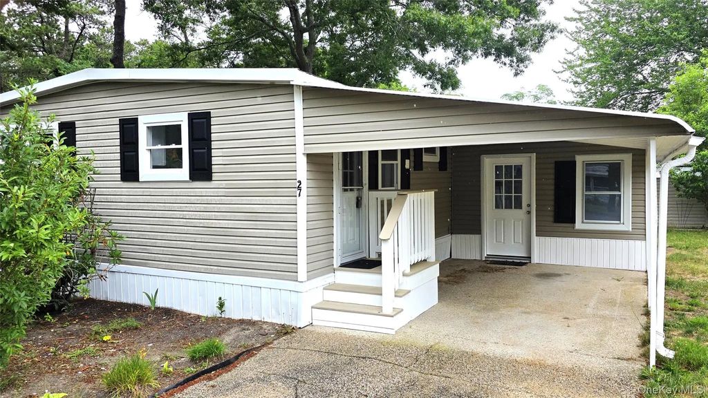 525 Riverleigh Avenue # 27 Birch, Riverhead