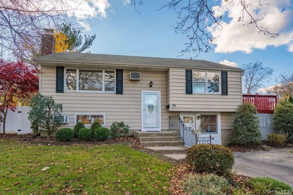 29 Ripley Drive, Northport