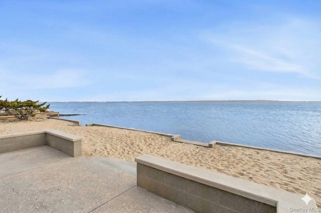 154 Shore Drive E, Amagansett