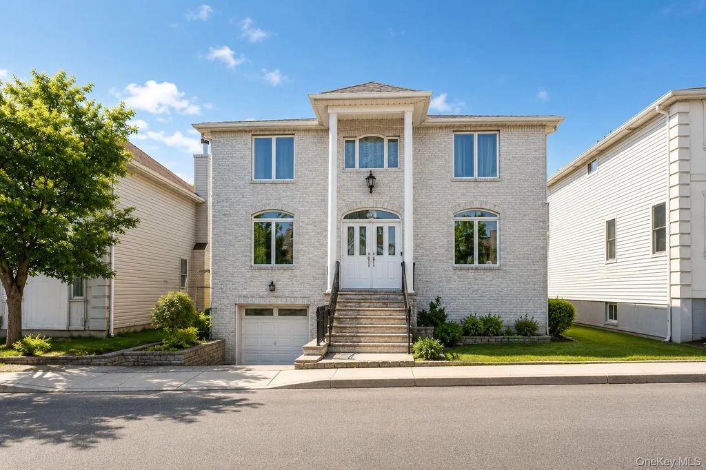 34 Putters Ct, Staten Island