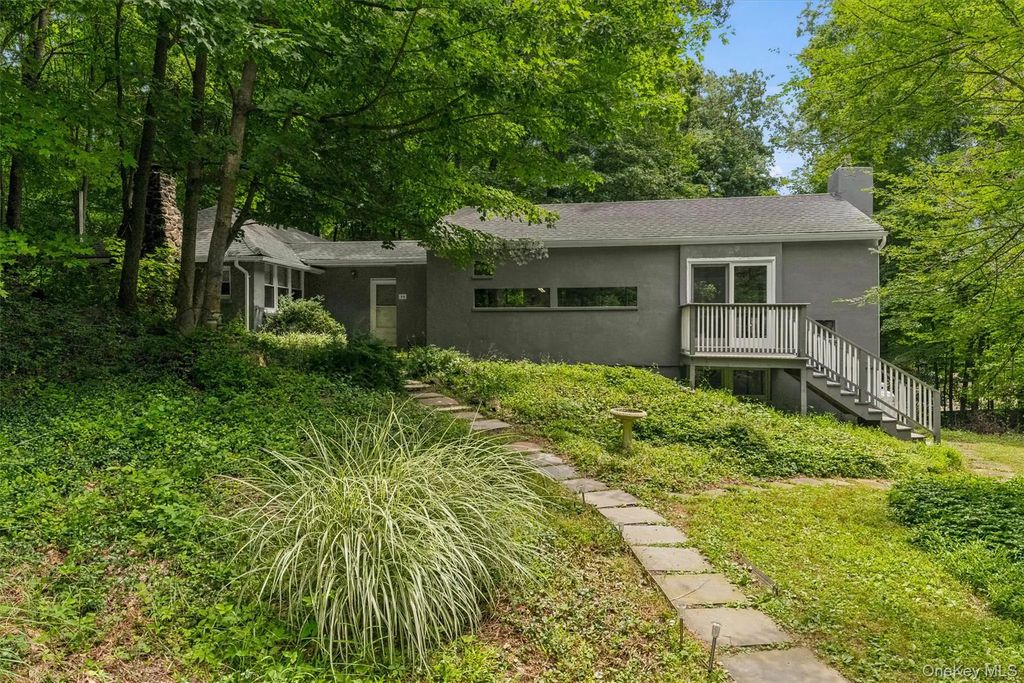 98 Mount Airy Road S, Croton-on-Hudson