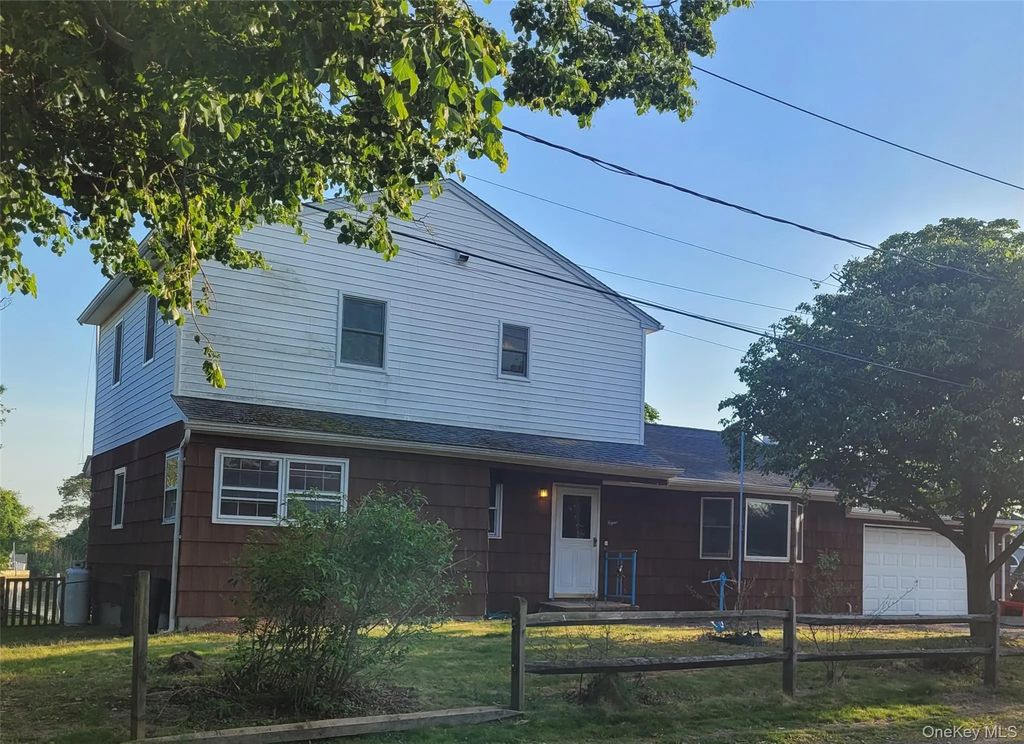 8 Cornell Road, East Patchogue