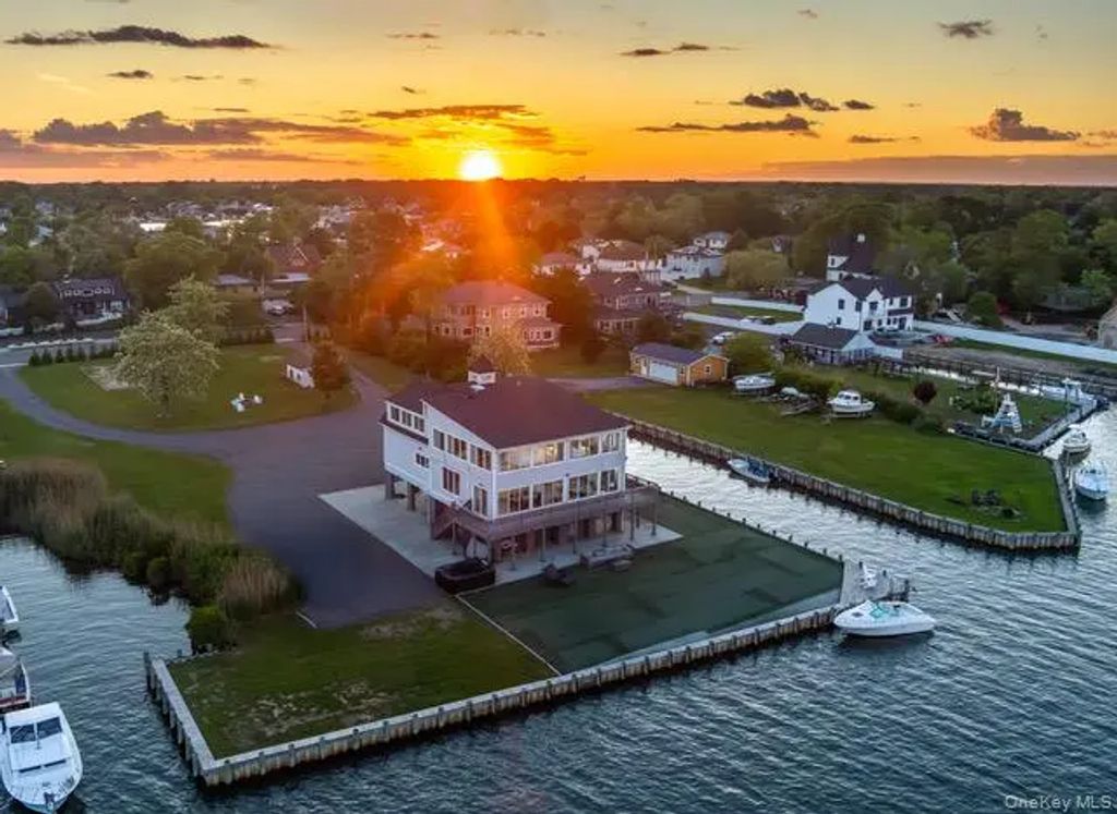 200 Clocks Boulevard, Massapequa