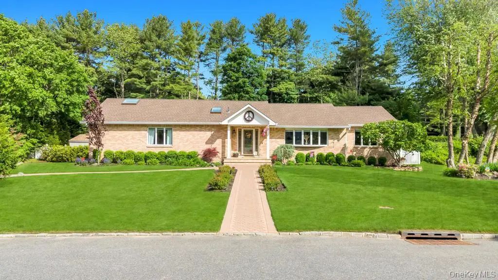 10 S Lot Road, Smithtown