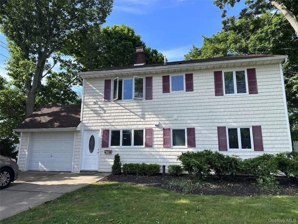 120 Ball Park Lane, Hicksville