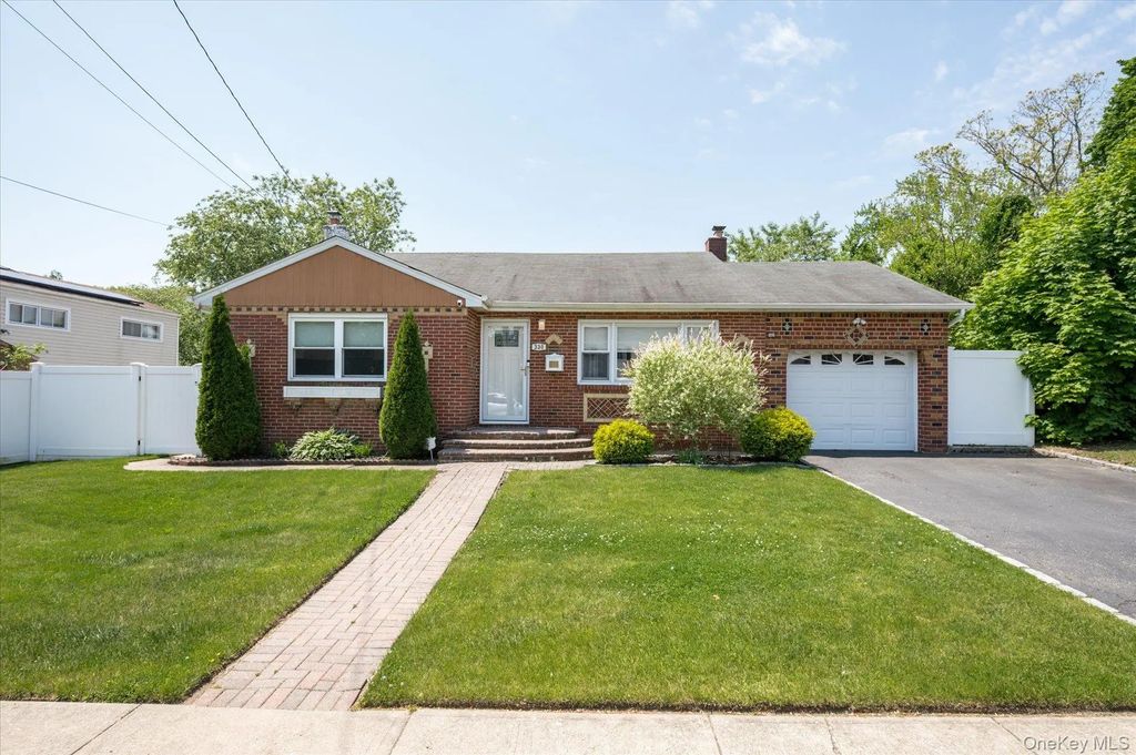 330 Woods Road, North Babylon