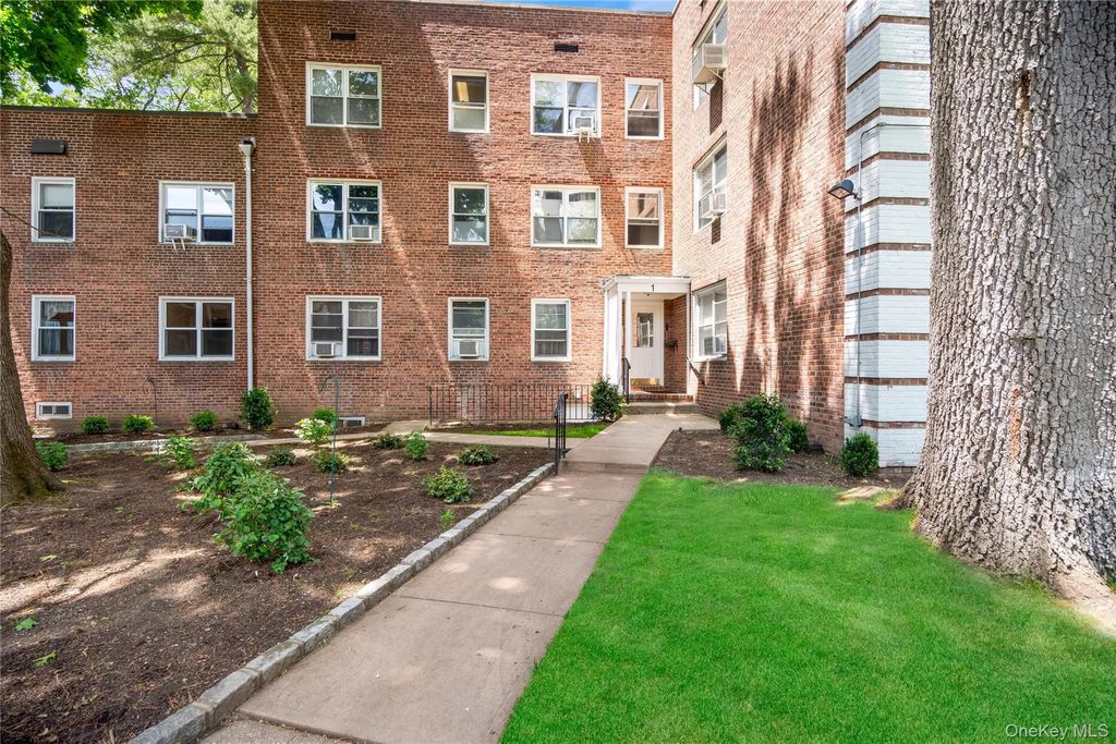 1 Edwards Street # 2d, Roslyn Heights